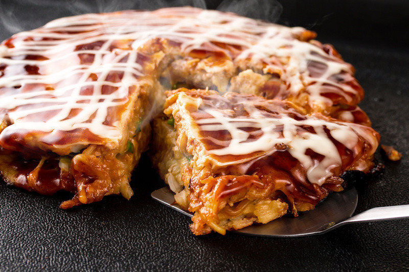 切り分けられているお好み焼き