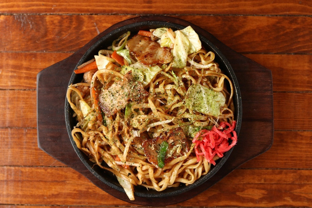 鉄板に盛られた豚焼きそば